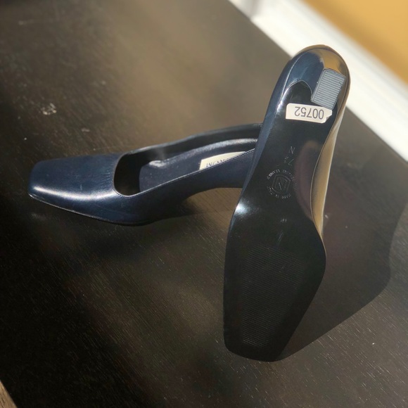 Navy Blue Pumps 2 3/4 inch heel - Picture 2 of 3